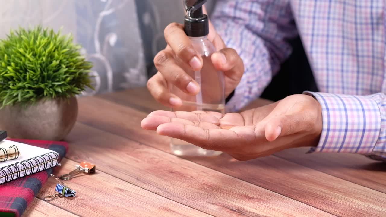 손 소독제를 적용하는 것