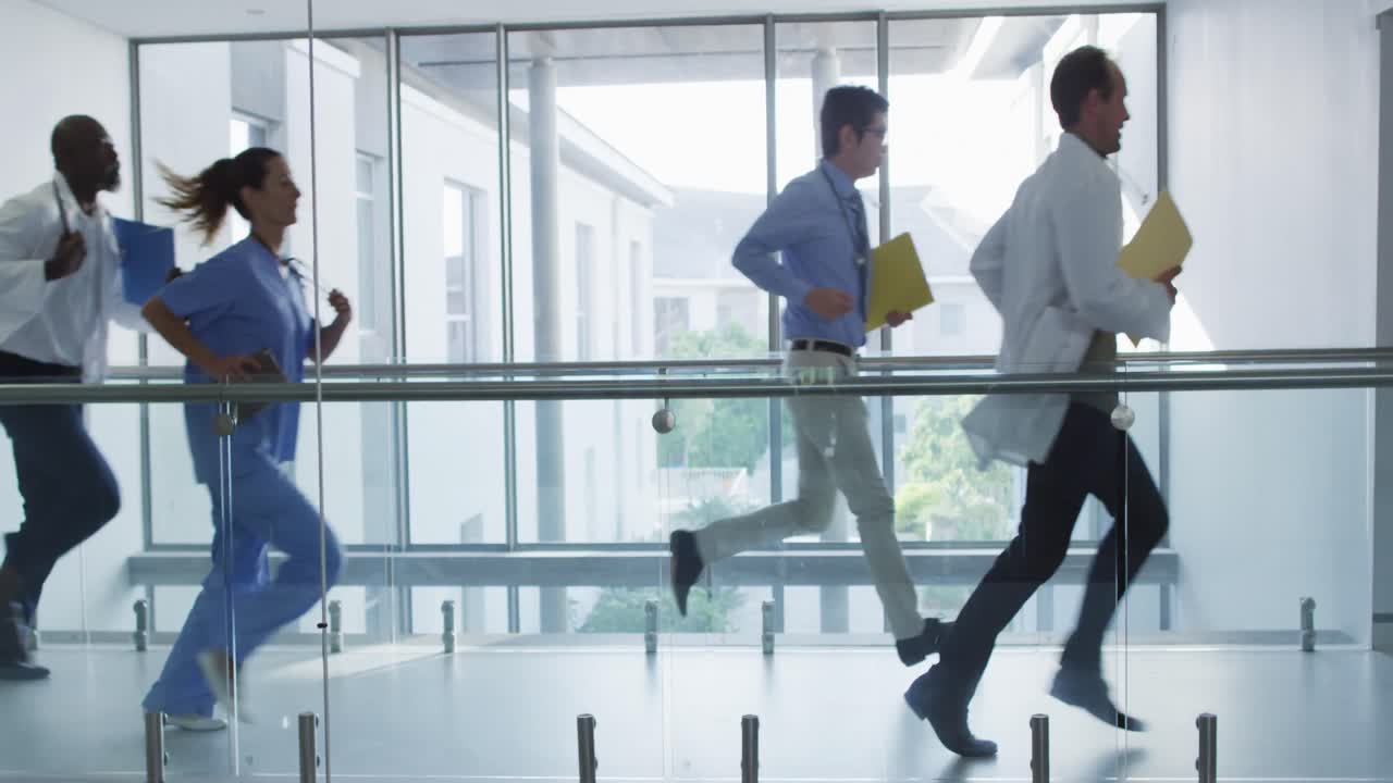 equipo de médicos corriendo en el pasillo en el hospital para un caso de emergencia
