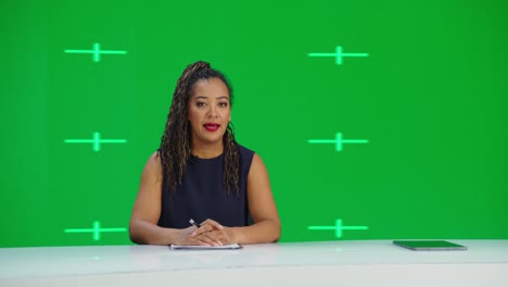 sala de noticias estudio de televisión programa de noticias en vivo con fondo de pantalla verde: presentadora femenina informando, hablando. presentadora de canal de cable de televisión. reproducción de maqueta de transmisión de red con marcadores de seguimiento