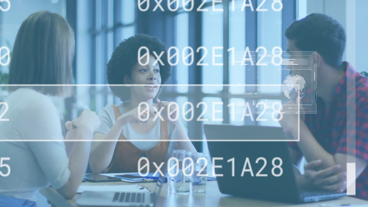 discutiendo en una reunión de negocios, un equipo diverso con animación de código binario en la oficina