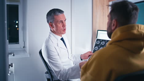 médico revisando las radiografías con el paciente