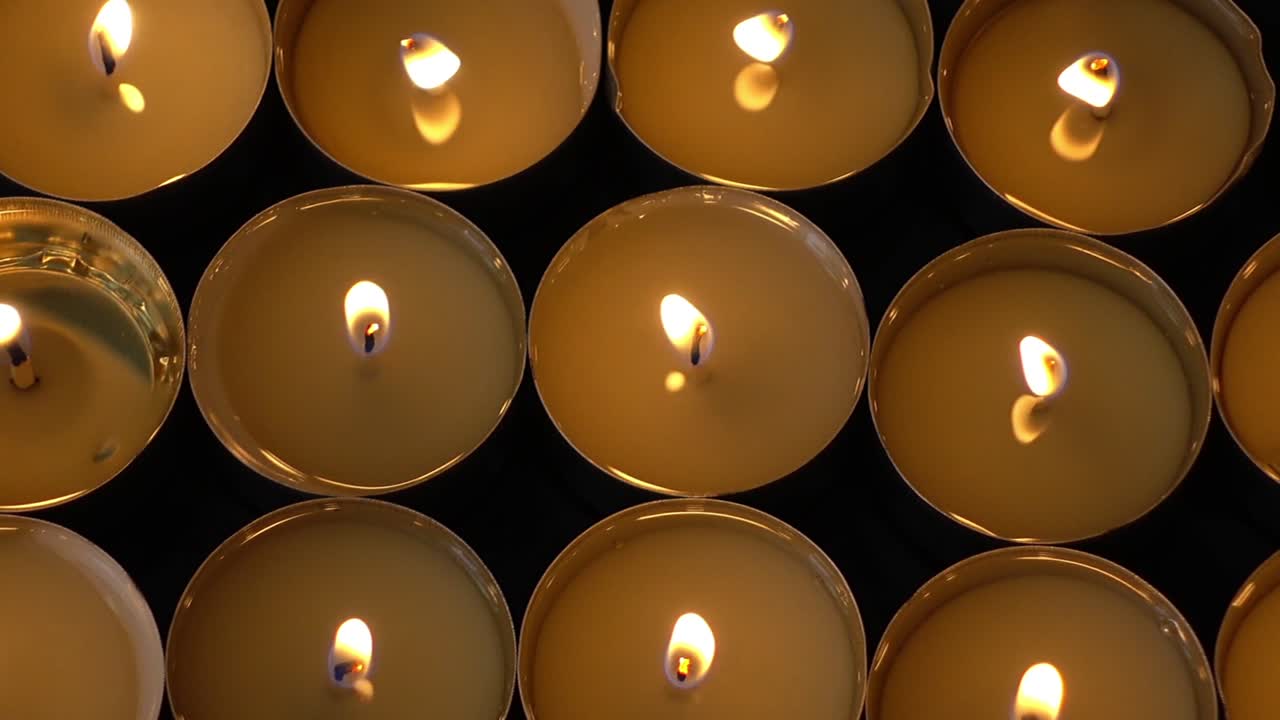 Candele su sfondo nero