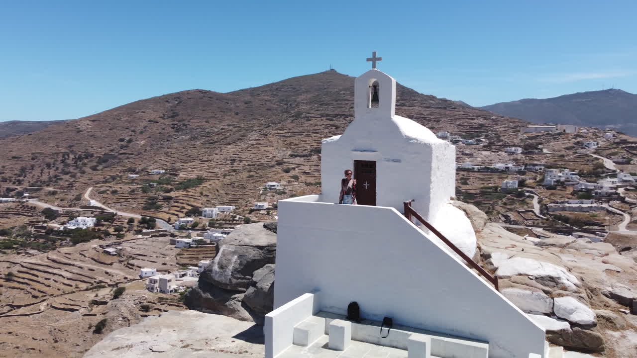 그리스 이오스 섬 꼭대기에 있는 관광 여성