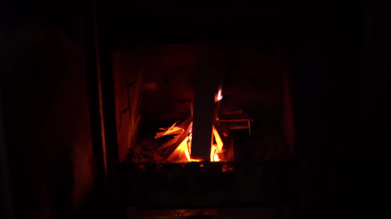 어두운 오래된 구조에 있는 시골의 벽난로