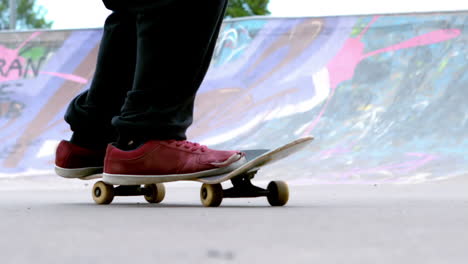 Joven-Skater-Patinando-En-El-Skatepark-Al-Aire-Libre