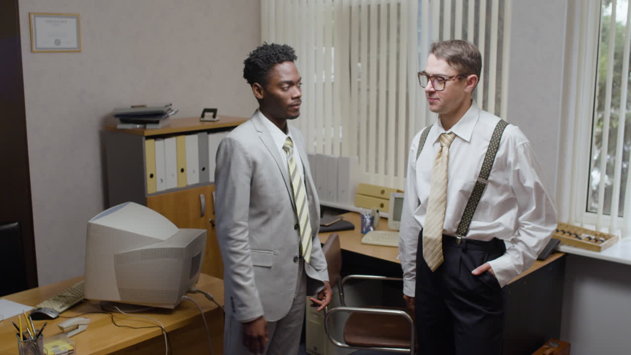 dos hombres de negocios haciendo un trato.