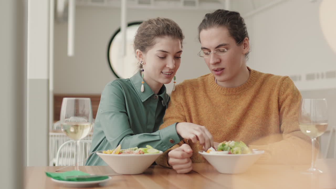 una pareja feliz almorzando en un restaurante.