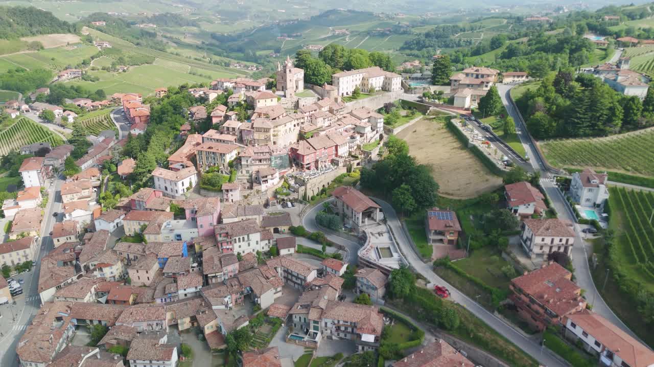 monforte d'alba, región de langhe, cuneo, piamonte, italia. vista aérea en 4k de la plaza de la iglesia, la torre del reloj y el auditorio de horszowski. langhe-roero y monferrato. inclinarse hacia abajo volando sobre la ciudad.