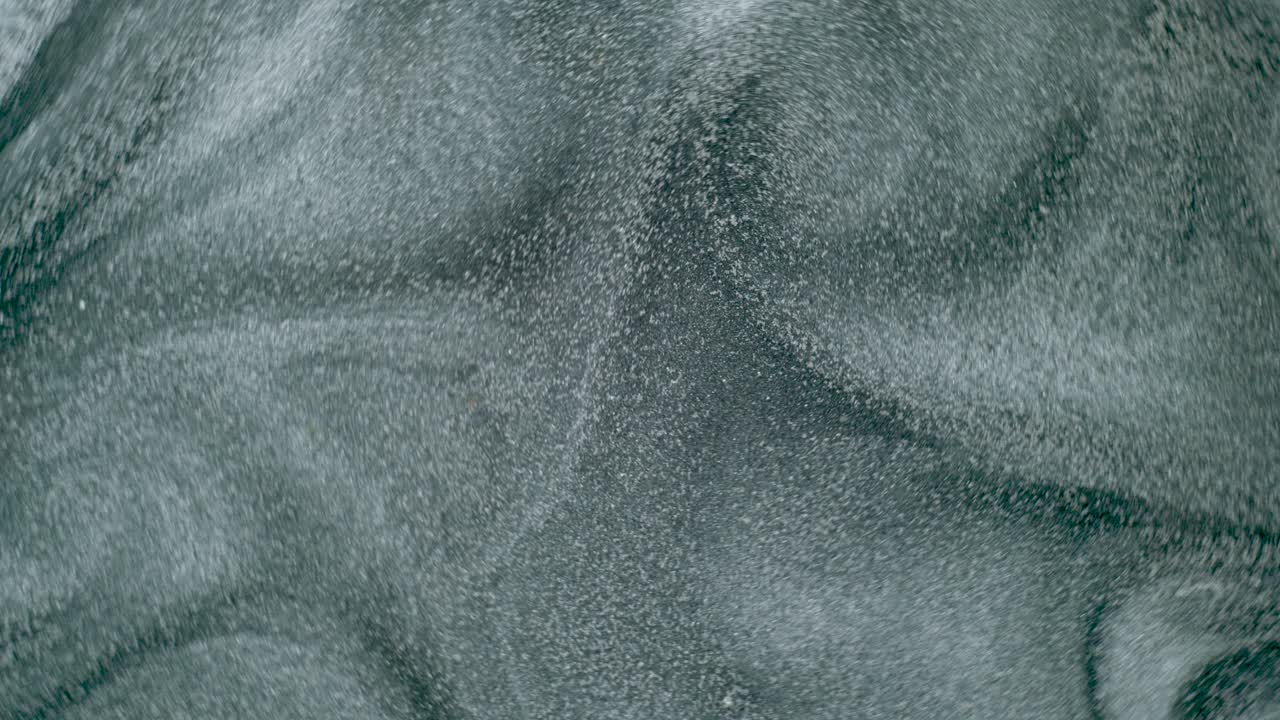 movimiento de convección de partículas de pigmento de pintura en polvo de aluminio en acetona solvente que simula gránulos de superficie solar