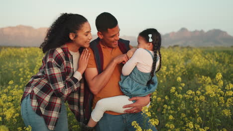 Mamá,-Papá-Y-Niño-En-Campo-De-Flores-Jugando