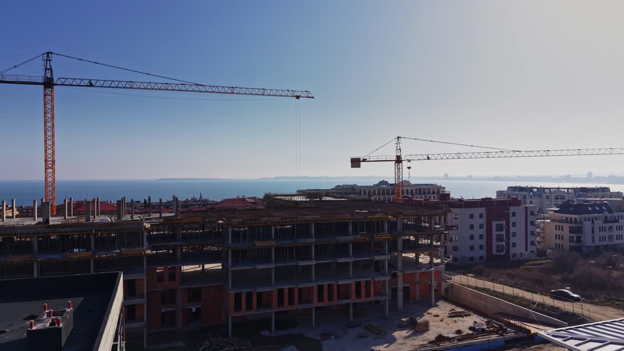 Vista aerea di cantiere edile con gru sul mare