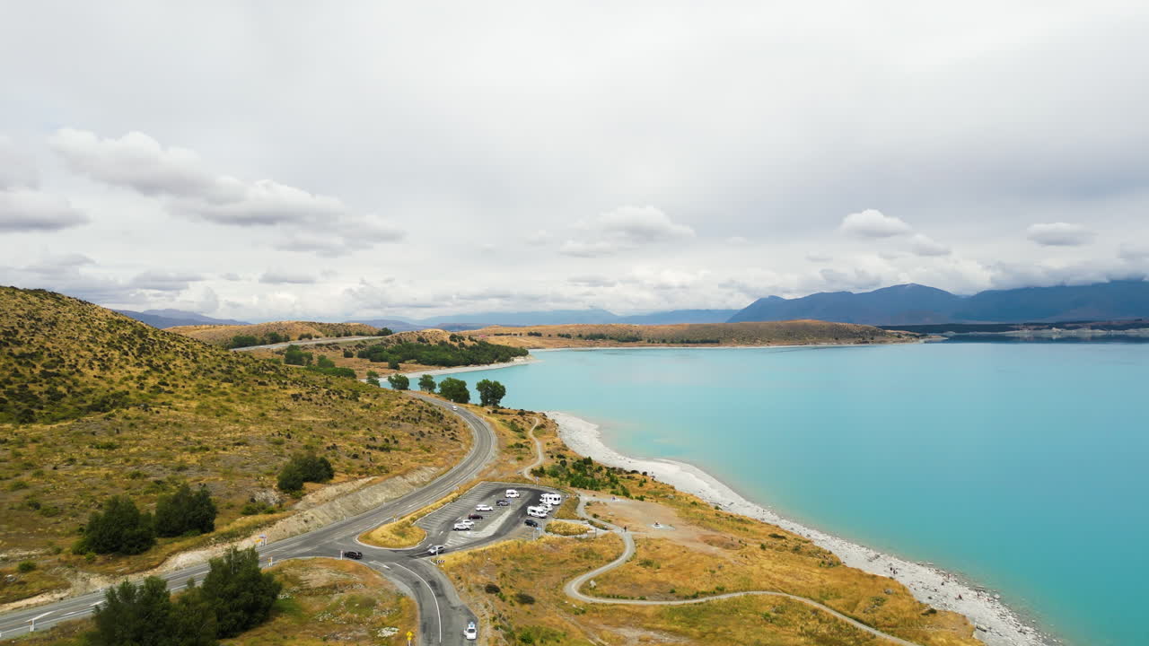 테카포 호수(lake tekapo new zealand nz drone)의 좁아진 경치 좋은 산길의 조감도