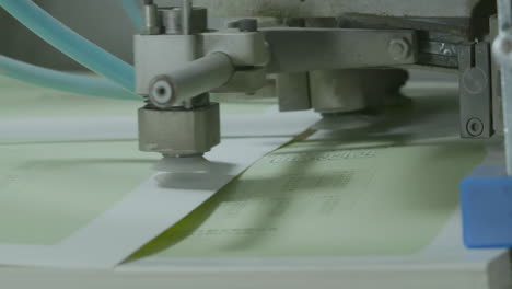 planta industrial moderna que fabrica productos impresos, impresiones de carteles, periódicos y materiales publicitarios en plotter de color, medios y producción de publicaciones impresas, trabajo tipográfico
