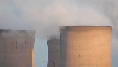 Chimeneas-De-La-Central-Eléctrica-De-La-Torre-De-Refrigeración-Industrial-Que-Fuman-La-Contaminación-Del-Vapor,-Cierran-El-Humo-Que-Sopla-A-La-Izquierda.