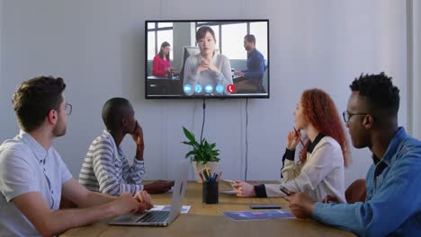 colegas de negocios creativos en videoconferencia en la sala de reuniones en una oficina moderna