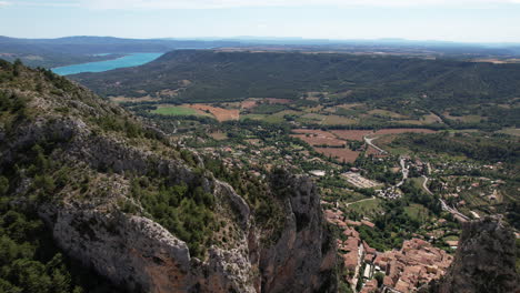 Vista-Desde-La-Cima-De-Las-Colinas-Moustiers-sainte-marie-Francia-Toma-Aérea-Soleada