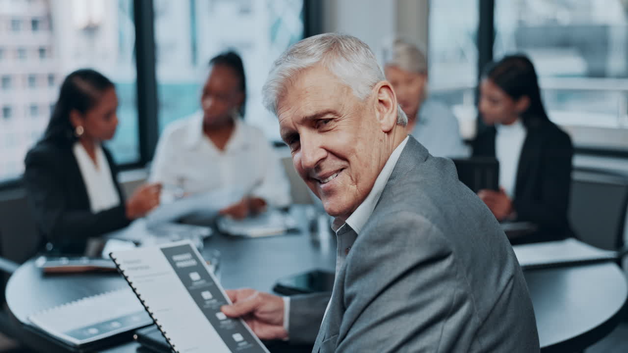 reunión, colaboración y un hombre de negocios de alto nivel