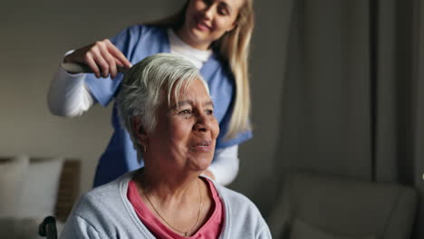 enfermera que ayuda a una anciana con el cuidado del cabello