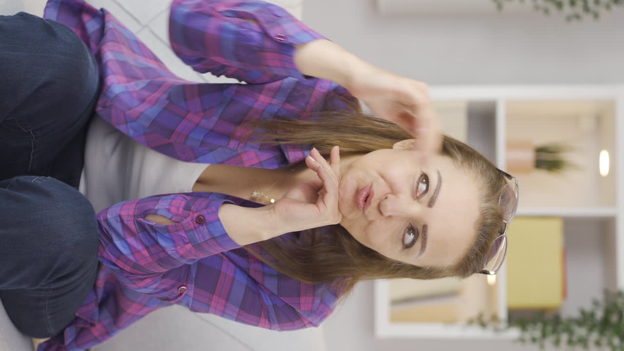 Video vertical de mujer feliz soñando