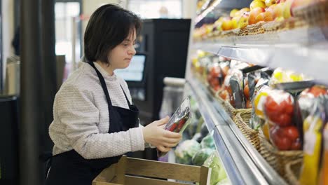 Trabajadora-Con-Síndrome-De-Down-Reponiendo-Verduras-De-La-Caja