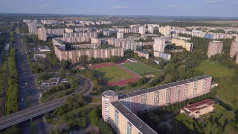 Campo-De-Deportes-Del-Paisaje-Urbano-En-Medio-De-Edificios-De-Gran-Altura