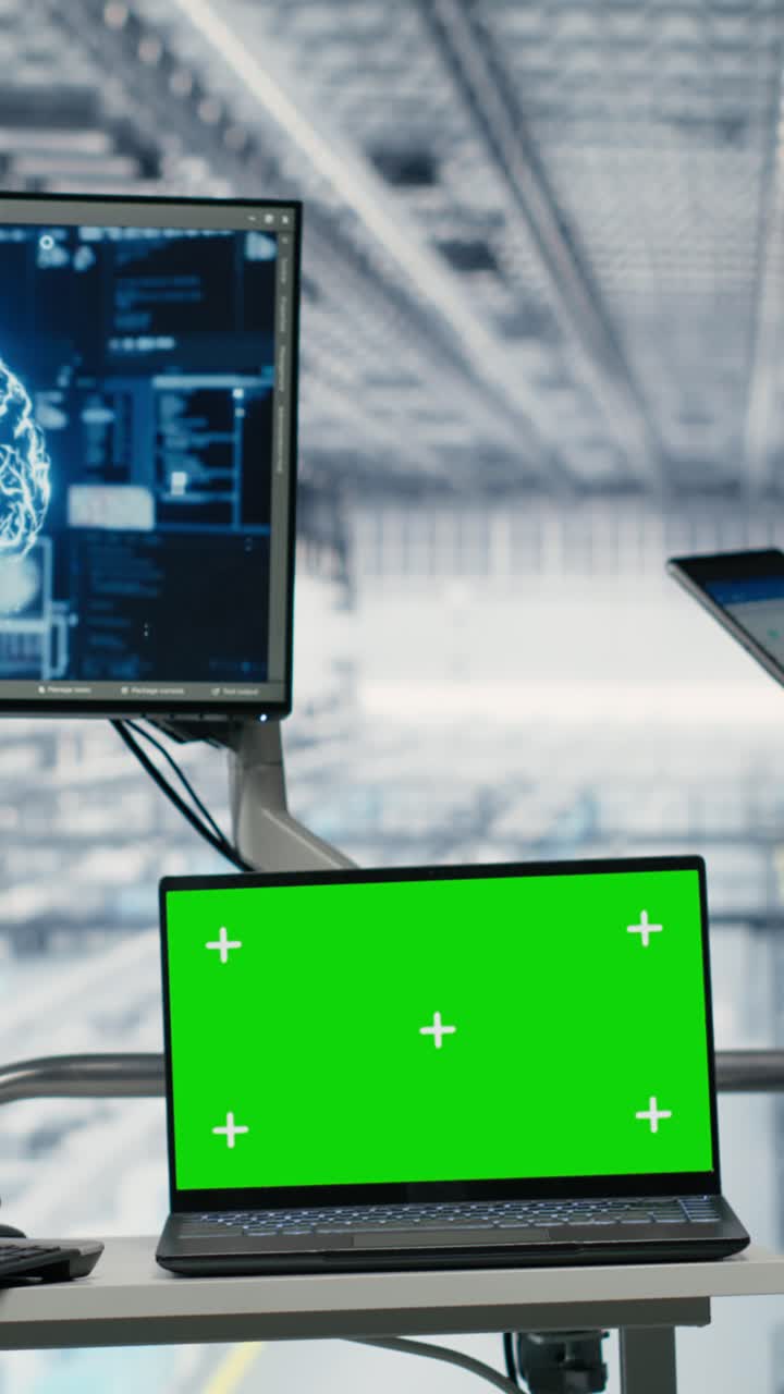 Video verticale. Schermo isolato di notebook, che monitora la produzione con AI e semiconduttori.