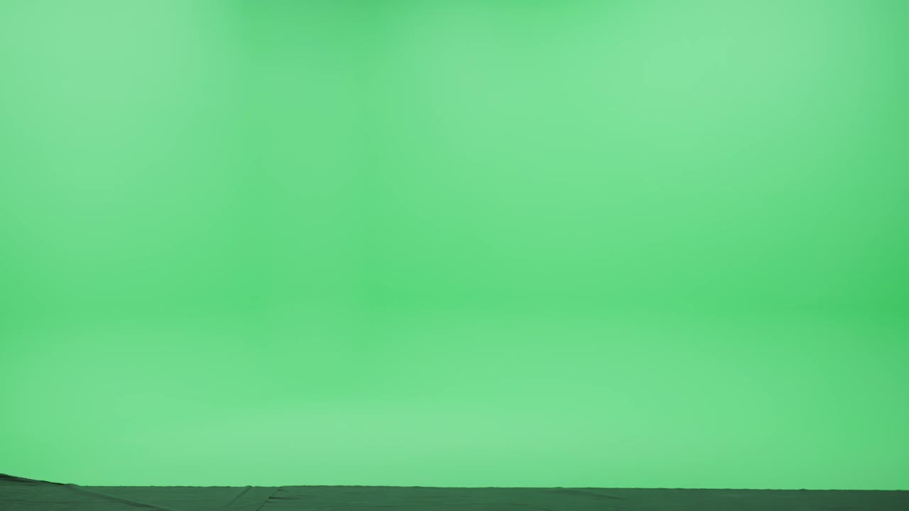 tela verde chroma chave estúdio: forte homem bonito vestindo roupas casuais caminha através da sala da esquerda para a direita. câmera de visão lateral filmado