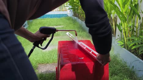 lavado a presión de una caja roja y una tira blanca
