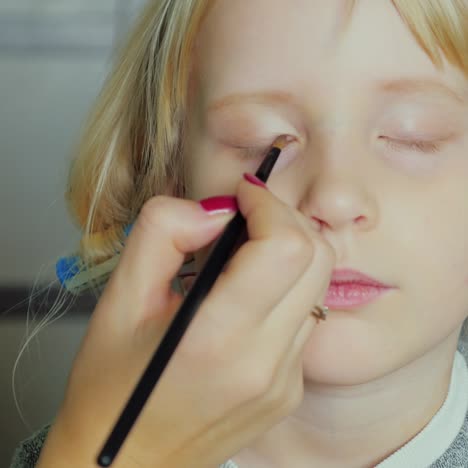 Porträt-Eines-5-jährigen-Mädchens,-Das-Make-up-Macht-1