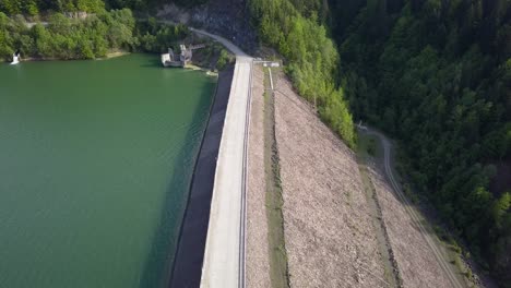 Toma-Aérea-De-Agua-De-Buceo-En-Carretera-Y-Tierra-Donde-Se-Encuentra-El-Embalse