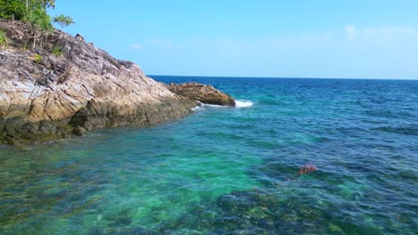 Kristallklares-Wasser-Am-Felsigen-Sandstrand-Einer-Thailändischen-Insel