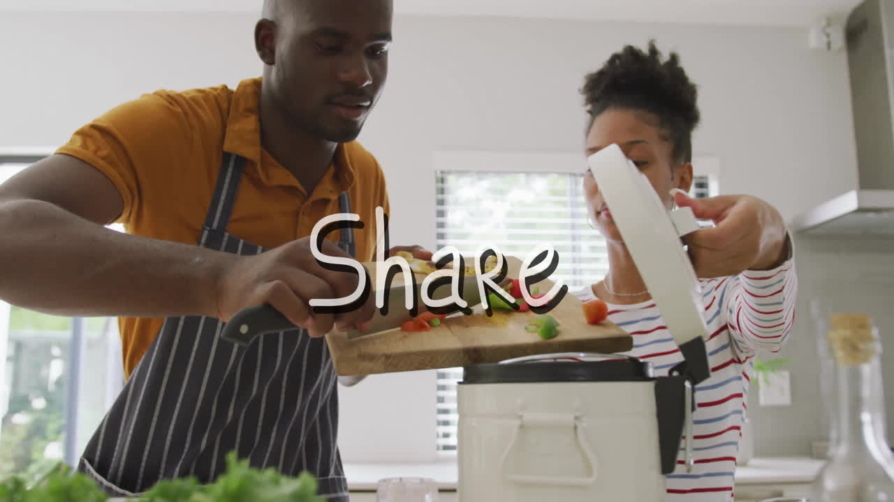 cocinando juntos, pareja preparando comida con animación de texto compartida sobre la escena de la cocina