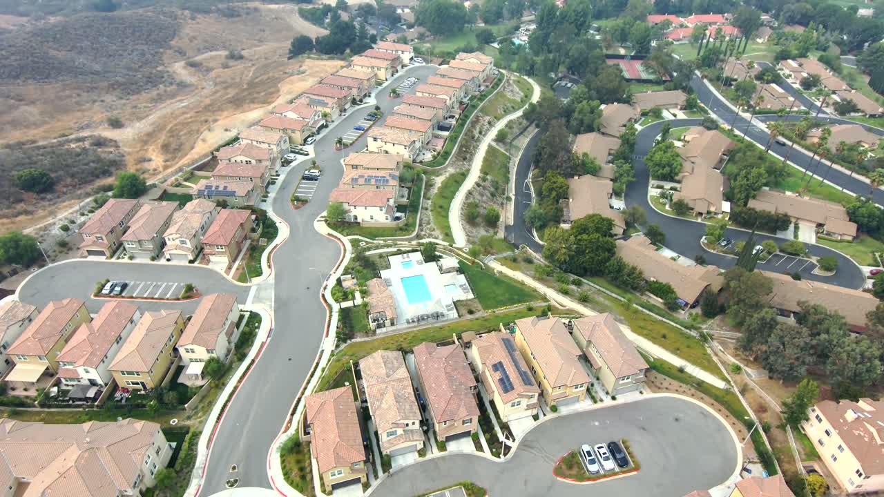 vuelo sobre el barrio de casas de los angeles, suburbio de la ciudad estadounidense, vista aérea