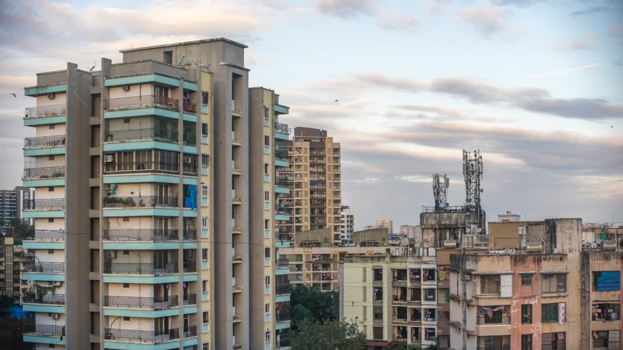 rayos de sol de la mañana en la construcción de timelapse de luz de sol naranja dorado