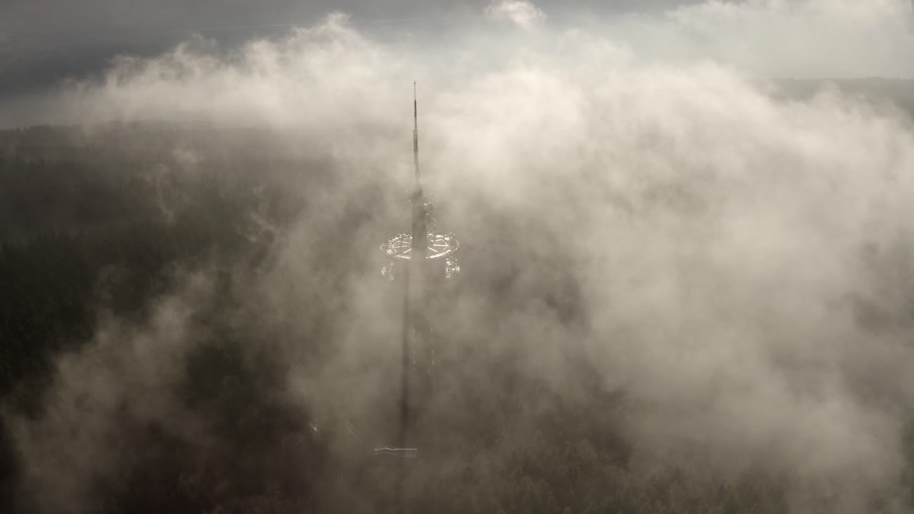 안개가 가득한 산악 지형 에 있는 탑