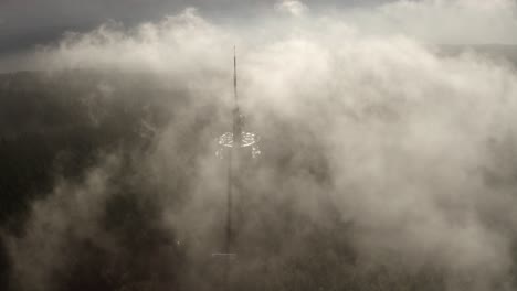 turm in der nebligen berglandschaft