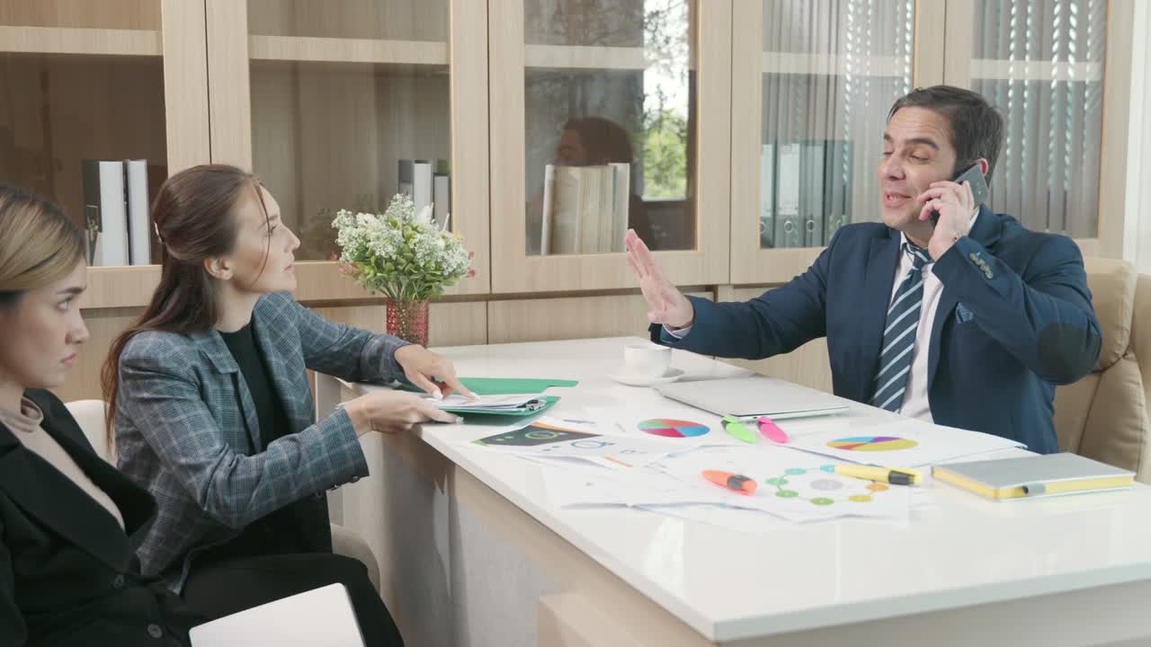 занят босс разговаривает по мобильному телефону и отказывается от документов бумажная работа его секретаря ждать на столе в офисе