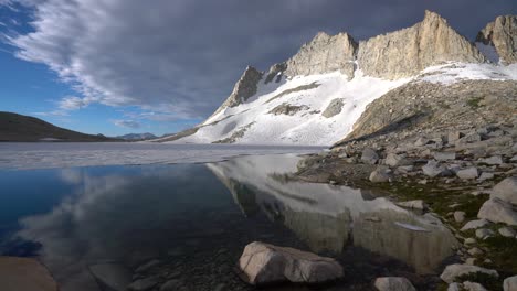 reflejo del pico royce en un lago prístino
