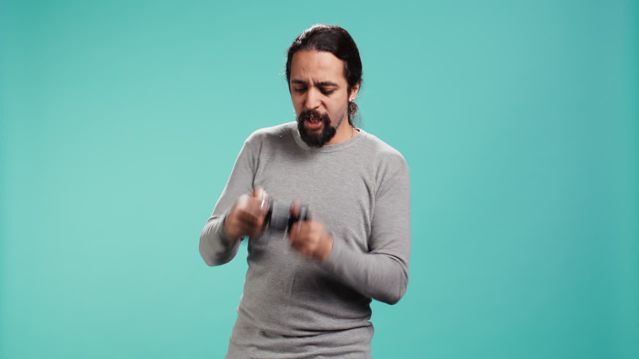 jugador con mirada decepcionada en la cara después de recibir el juego sobre la pantalla