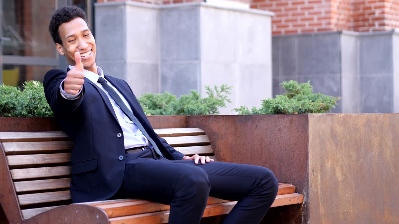 미소 짓는 아프리카 사업가 가 카메라 를 보고 있다