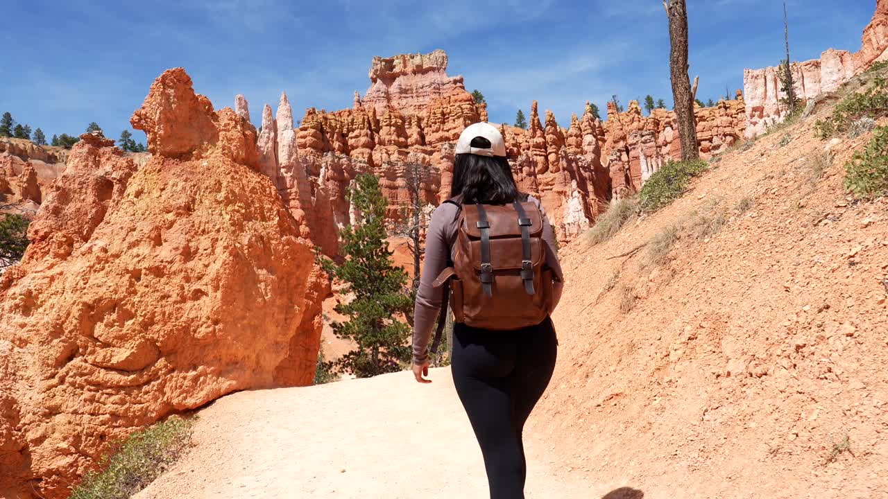 Donna che fa escursioni su un sentiero panoramico nel Parco Nazionale del Bryce Canyon