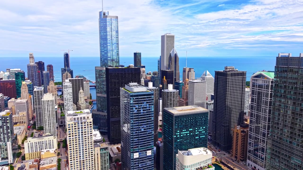 Vista do horizonte de arranha-céus, Chicago. Perspectiva aérea de arquitetura metropolitana densa, arranha-céus imponentes e água azul distante sob céu nublado