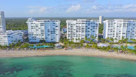 modernos edificios de apartamentos junto a la playa con vistas al mar