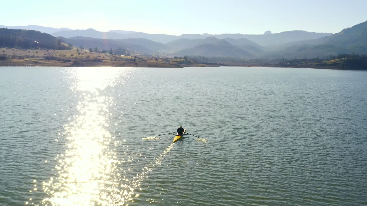 vista aérea de un bote de tripulación remando en un lago
