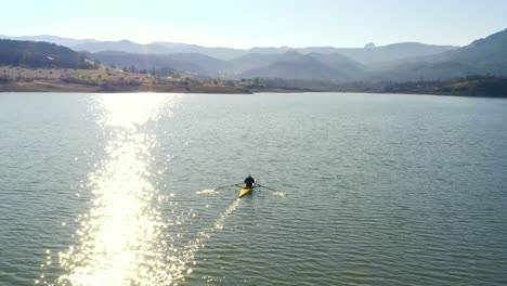 Vista-Aérea-De-Un-Bote-De-Tripulación-Remando-En-Un-Lago