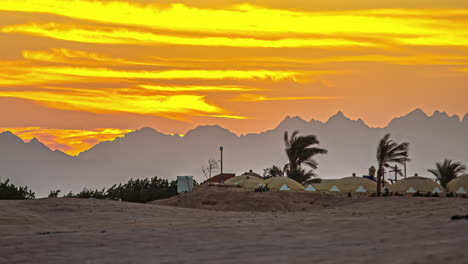 time-lapse de las montañas de hurghada al amanecer con puesta de sol naranja, egipto, áfrica