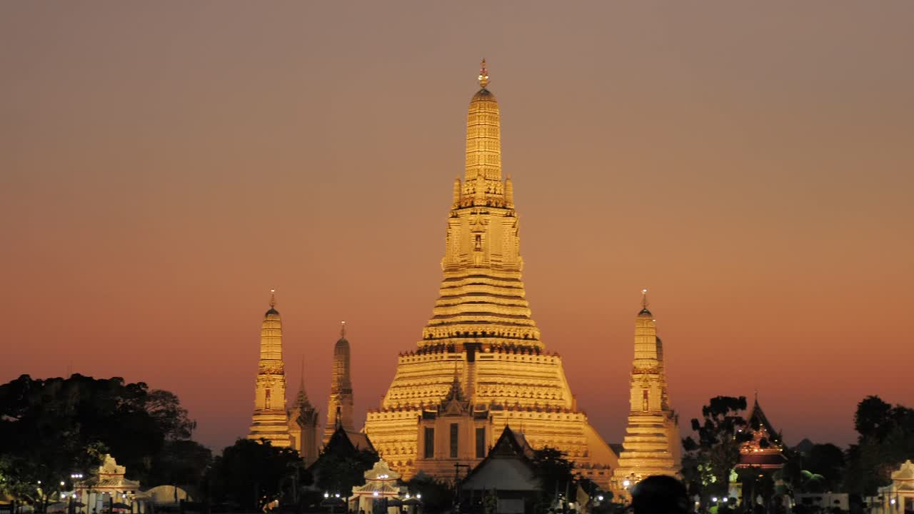 matahari terbenam di kuil watarun di bangkok, thailand