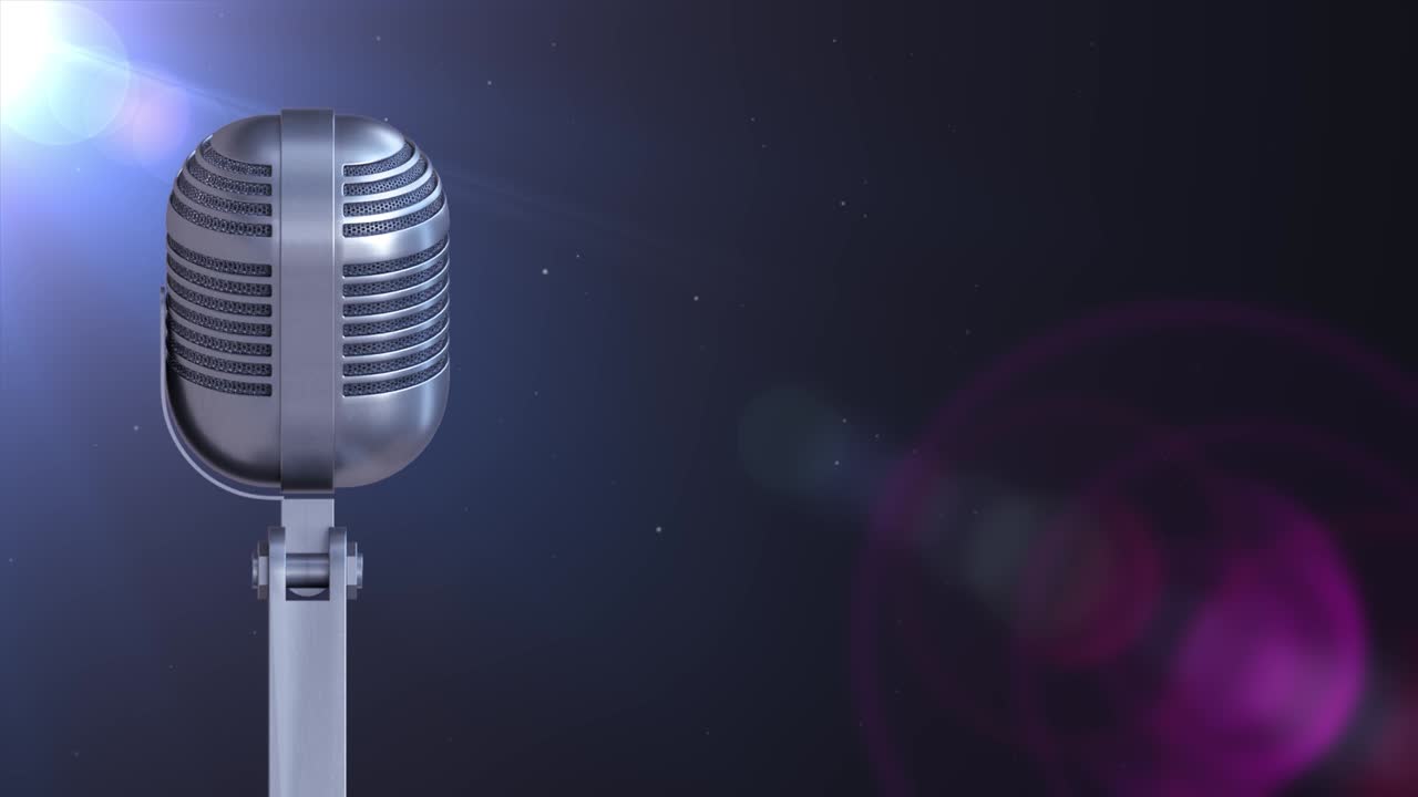 pan derecho de cerca el micrófono en el escenario con spotlight. micró fono en el soporte está de pie en el escenario.