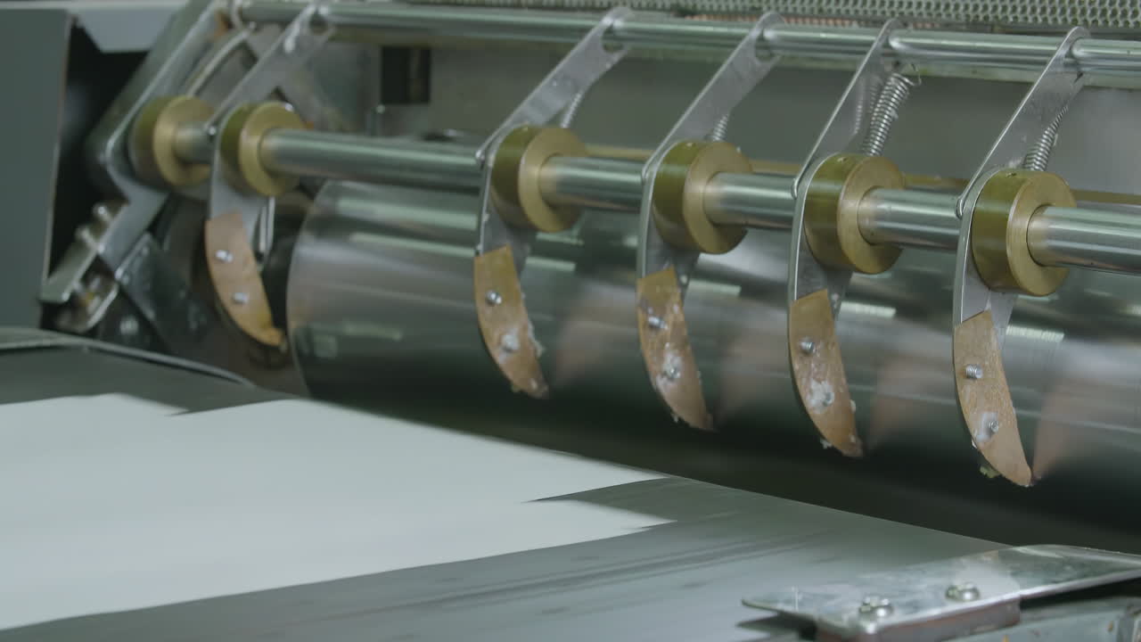 커버를 만들기 전에 컨베이어 벨트를 통과하는 커트  복사기 종이를 만드는 작업 흐름