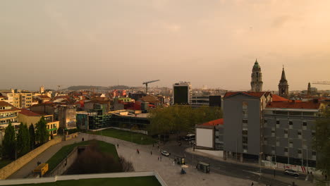 Paisaje-Urbano-Aéreo-De-Oporto-Mientras-Un-Dron-Vuela-Sobre-La-Plaza-Trindade-Durante-La-Puesta-De-Sol